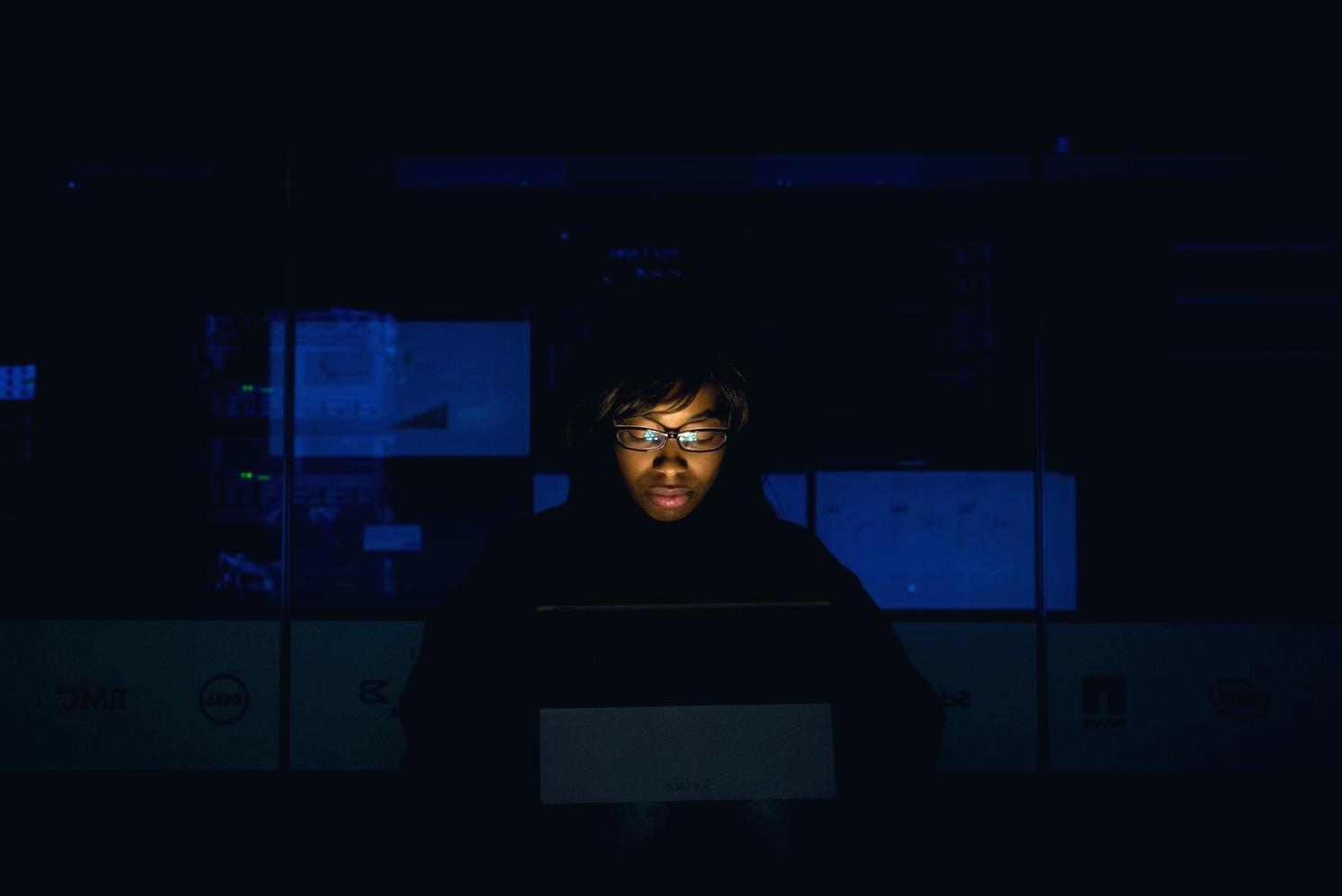 Преподаватель проводит индивидуальную консультацию со студентом по дизайн-проекту