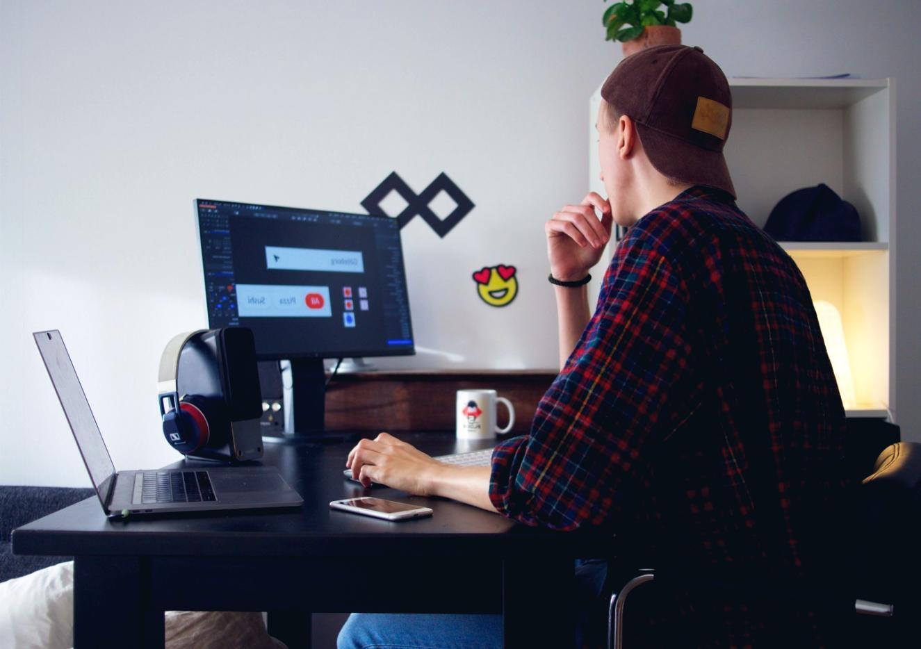 Студенты работают над дизайн-проектами в интерактивной среде обучения